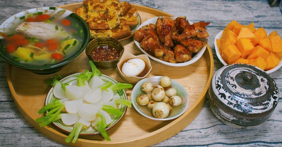 Mẹ Việt ở Nhật chia sẻ mâm cơm nhà tươm tất ngon lành khiến cộng đồng mạng khen ngợi hết lời