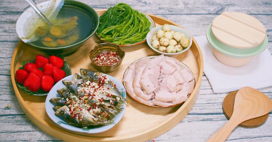 Mẹ Việt ở Nhật chia sẻ mâm cơm nhà tươm tất ngon lành khiến cộng đồng mạng khen ngợi hết lời