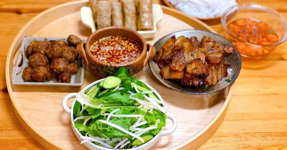 Mẹ Việt ở Nhật chia sẻ mâm cơm nhà tươm tất ngon lành khiến cộng đồng mạng khen ngợi hết lời