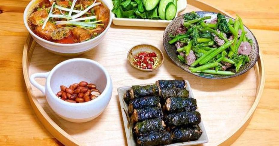 Mẹ Việt ở Nhật chia sẻ mâm cơm nhà tươm tất ngon lành khiến cộng đồng mạng khen ngợi hết lời