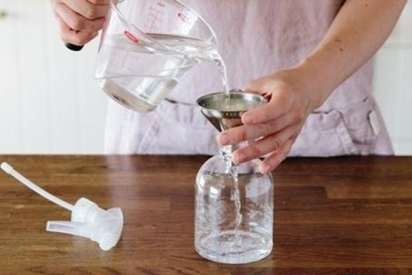 Mẹo làm sạch vết dầu mỡ cứng đầu trên xoong nồi vào mùa đông