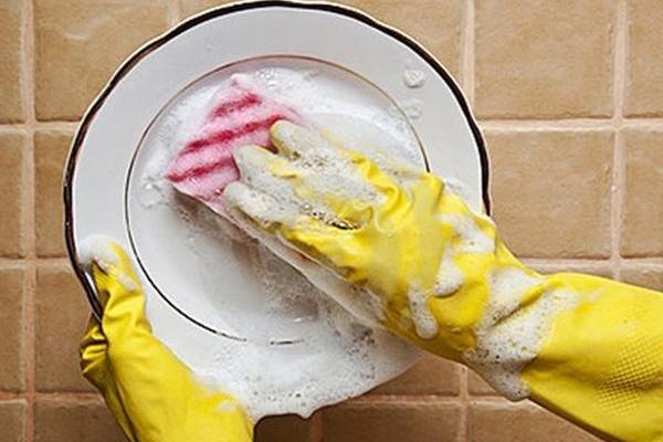 Mẹo làm sạch vết dầu mỡ cứng đầu trên xoong nồi vào mùa đông