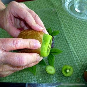 Mẹo nhỏ cắt trái kiwi ngon miệng