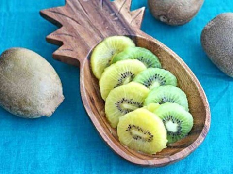 meo nho cat trai kiwi ngon mieng Mẹo nhỏ cắt trái kiwi ngon miệng