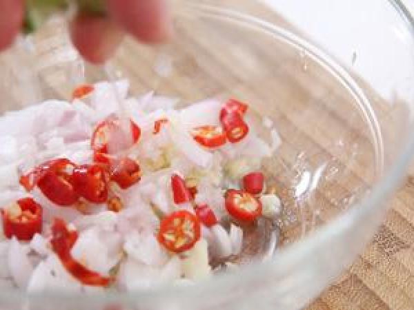 Mì gà trộn mặn ngọt chua cay dễ làm cho bữa trưa ngon miệng