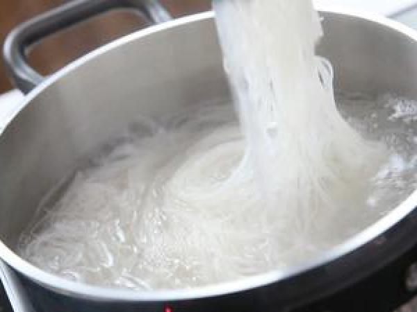 Mì gà trộn mặn ngọt chua cay dễ làm cho bữa trưa ngon miệng