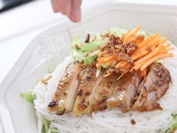 Mì gà trộn mặn ngọt chua cay dễ làm cho bữa trưa ngon miệng