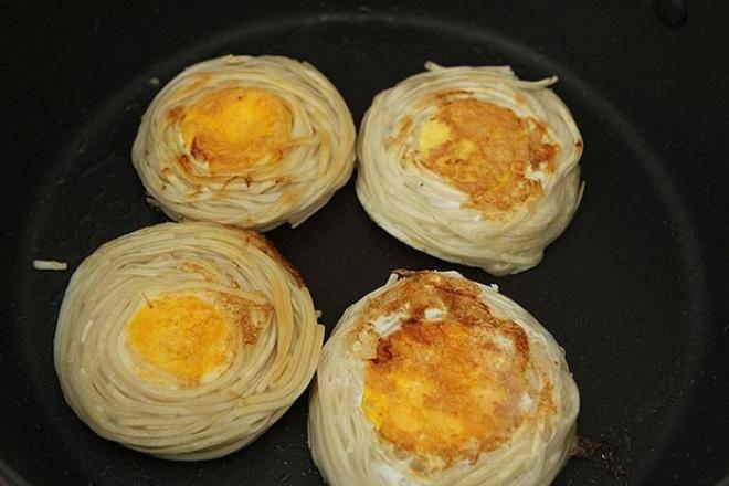 Mì nấu nước ăn mãi cũng chán, đem nướng kiểu này được món ăn sáng sang như nhà hàng