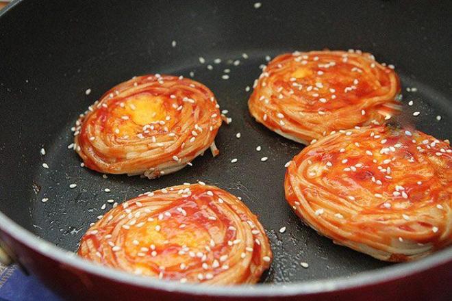 Mì nấu nước ăn mãi cũng chán, đem nướng kiểu này được món ăn sáng sang như nhà hàng