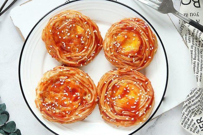 Mì nấu nước ăn mãi cũng chán, đem nướng kiểu này được món ăn sáng sang như nhà hàng