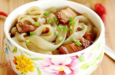 mi thit heo ham cho bua sang ngon mieng hon bao gio het Mì thịt heo hầm cho bữa sáng ngon miệng hơn bao giờ hết