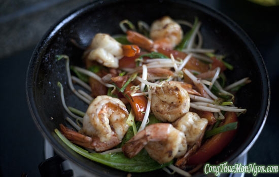 Mì trứng xào tôm dễ làm