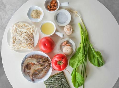 Mì Udon nấu tôm hấp dẫn bữa sáng