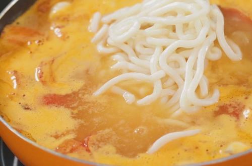 Mì Udon nấu tôm hấp dẫn bữa sáng
