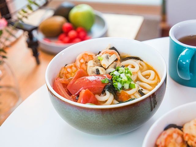 Mì Udon nấu tôm hấp dẫn bữa sáng