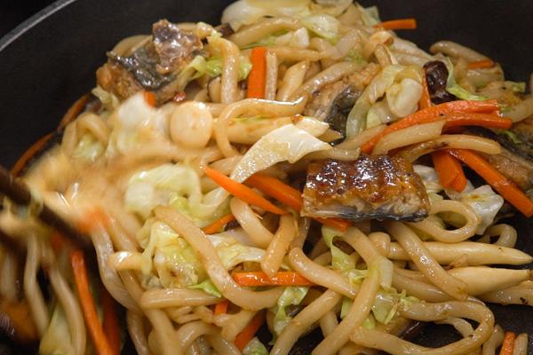 Mì udon xào lươn Nhật Bản