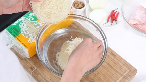 Mì xào thịt heo cho bữa sáng đơn giản