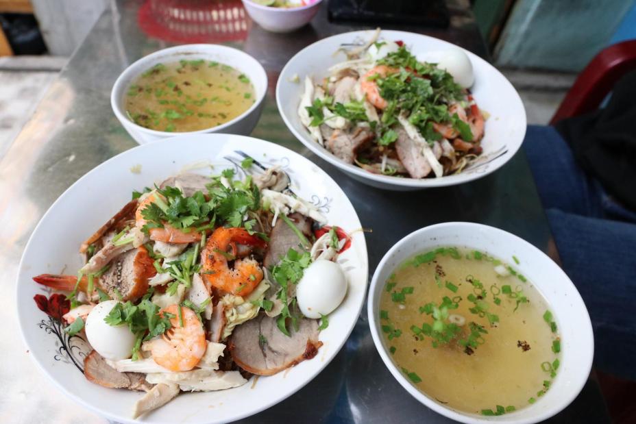 Miến trộn ăn no nê ở Sài Gòn bởi bà chủ 'nhìn mặt khách'… để bán