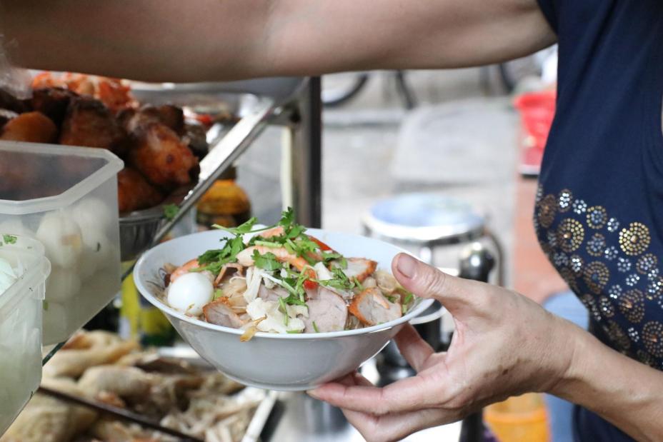 Miến trộn ăn no nê ở Sài Gòn bởi bà chủ 'nhìn mặt khách'… để bán
