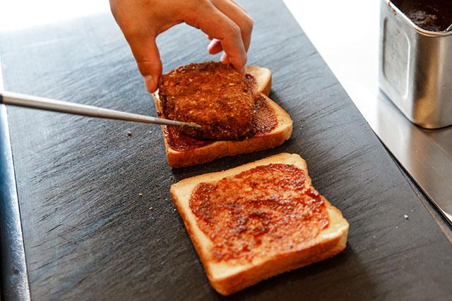 Miếng sandwich bé tí có giá gần bằng cả một tháng lương lại được rất nhiều người tìm mua