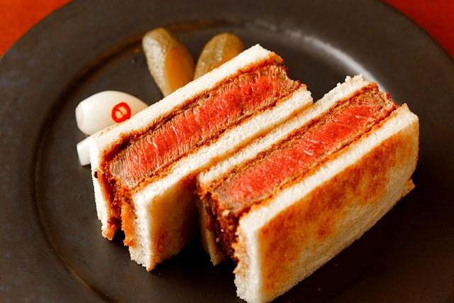Miếng sandwich bé tí có giá gần bằng cả một tháng lương lại được rất nhiều người tìm mua