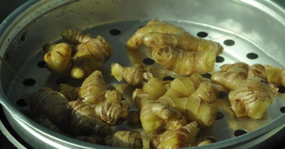 Mỗi đầu đông là tôi lại làm một hũ bột gừng dùng dần, cả nhà chẳng bao giờ bị cảm cúm