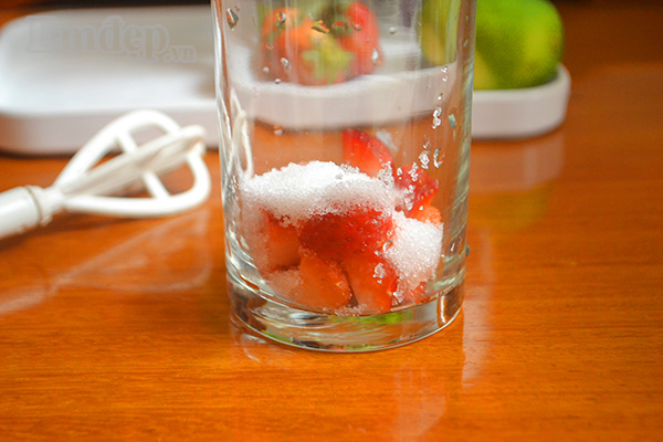 Mojito dâu tươi mát xua tan nắng nóng siêu dễ làm - ngày lễ uống thì cực đã...