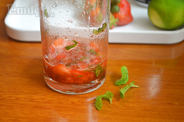 Mojito dâu tươi mát xua tan nắng nóng siêu dễ làm - ngày lễ uống thì cực đã...