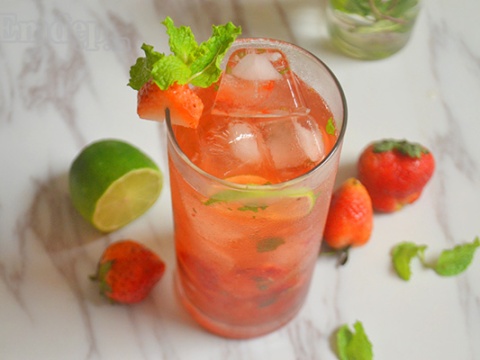 mojito dau tuoi mat xua tan nang nong sieu de lam ngay le uong thi cuc da Mojito dâu tươi mát xua tan nắng nóng siêu dễ làm - ngày lễ uống thì cực đã...