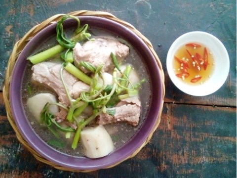 mon ngon bua trua canh khoai so rau rut mon ngon bo duong Món ngon bữa trưa: Canh khoai sọ rau rút, món ngon bổ dưỡng