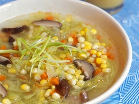 mon ngon bua trua canh ngo bap cai ngot mat la mieng Món ngon bữa trưa: Canh ngô bắp cải ngọt mát, lạ miệng