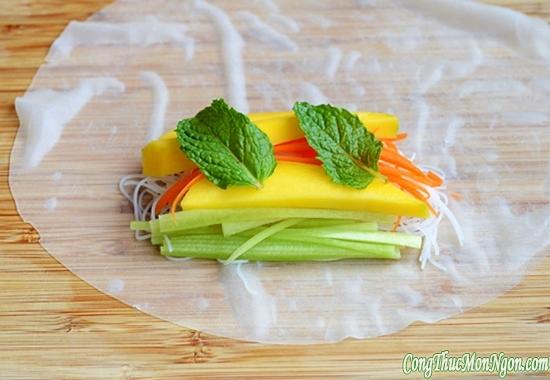 Món ngon mùa hè : Phở cuốn xoài mát thanh lạ miệng