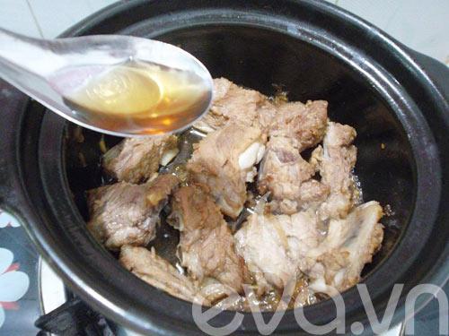 Món sườn kho trứng cút