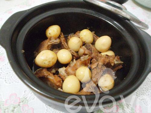 Món sườn kho trứng cút