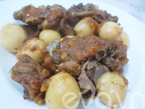Món sườn kho trứng cút
