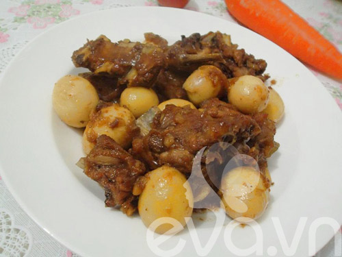 Món sườn kho trứng cút
