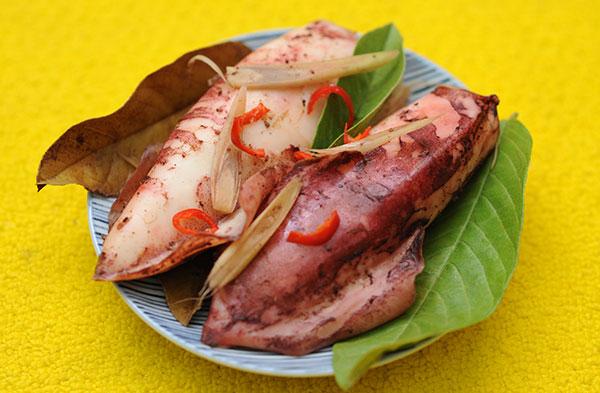 Mực hấp lá ổi ngon, lạ