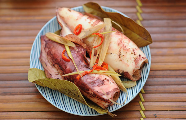 Mực hấp lá ổi ngon, lạ
