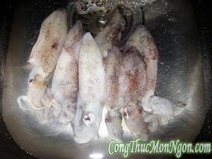 Mực luộc ngải cứu ngon lạ