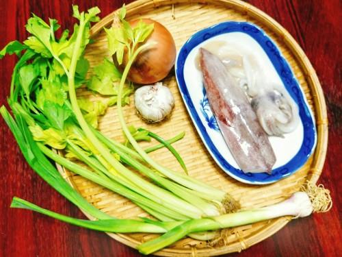 Mực xào cần tỏi đơn giản cho bữa trưa ngày trở lạnh