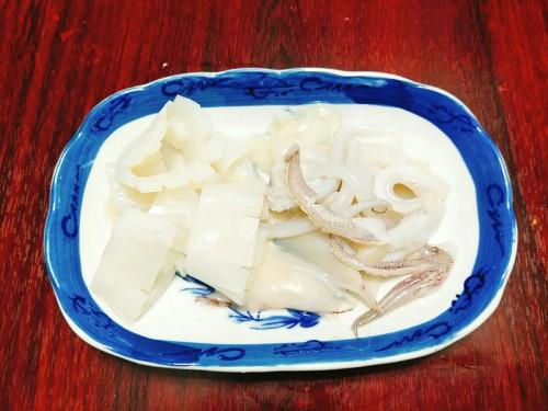 Mực xào cần tỏi đơn giản cho bữa trưa ngày trở lạnh