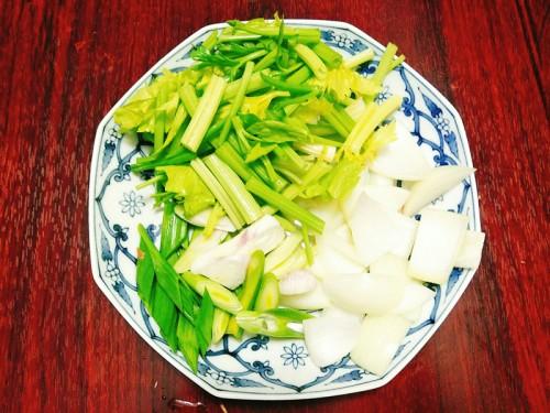 Mực xào cần tỏi đơn giản cho bữa trưa ngày trở lạnh