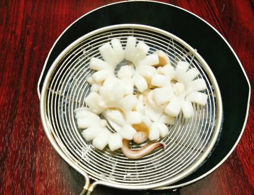 Mực xào cần tỏi đơn giản cho bữa trưa ngày trở lạnh