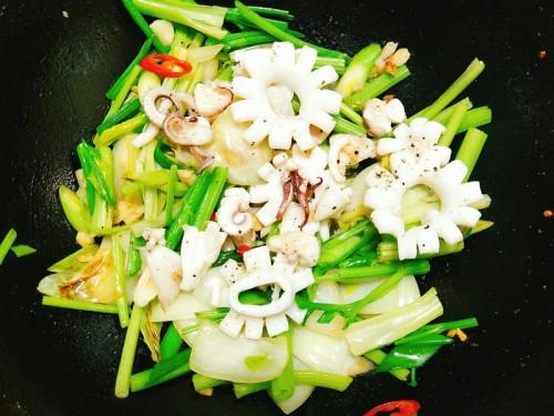 Mực xào cần tỏi đơn giản cho bữa trưa ngày trở lạnh