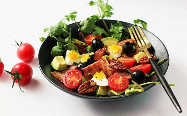 Muốn giảm cân chớ bỏ qua công thức làm 2 món salad cực ngon này!