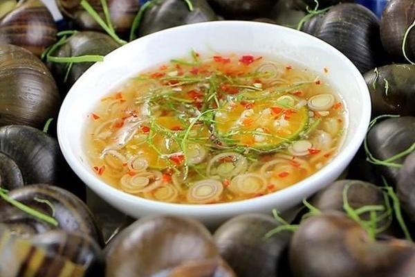 Muốn luộc ốc ngon và giòn thơm, đừng quên bước ngâm ốc với thứ nước dân dã này, nhà ai cũng có