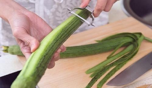 Mướp xào mực lạ mà ngon cho bữa trưa