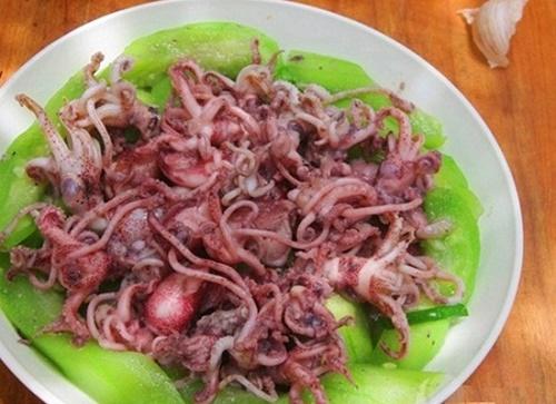 Mướp xào mực lạ mà ngon cho bữa trưa
