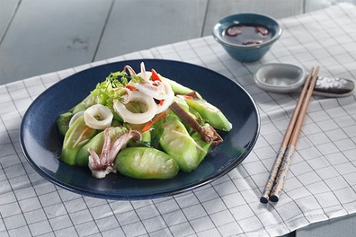 Mướp xào mực lạ mà ngon cho bữa trưa