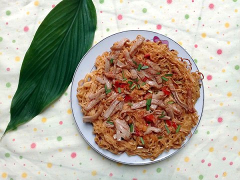 my tom chien gion mon an vat la mieng Mỳ tôm chiên giòn - món ăn vặt lạ miệng